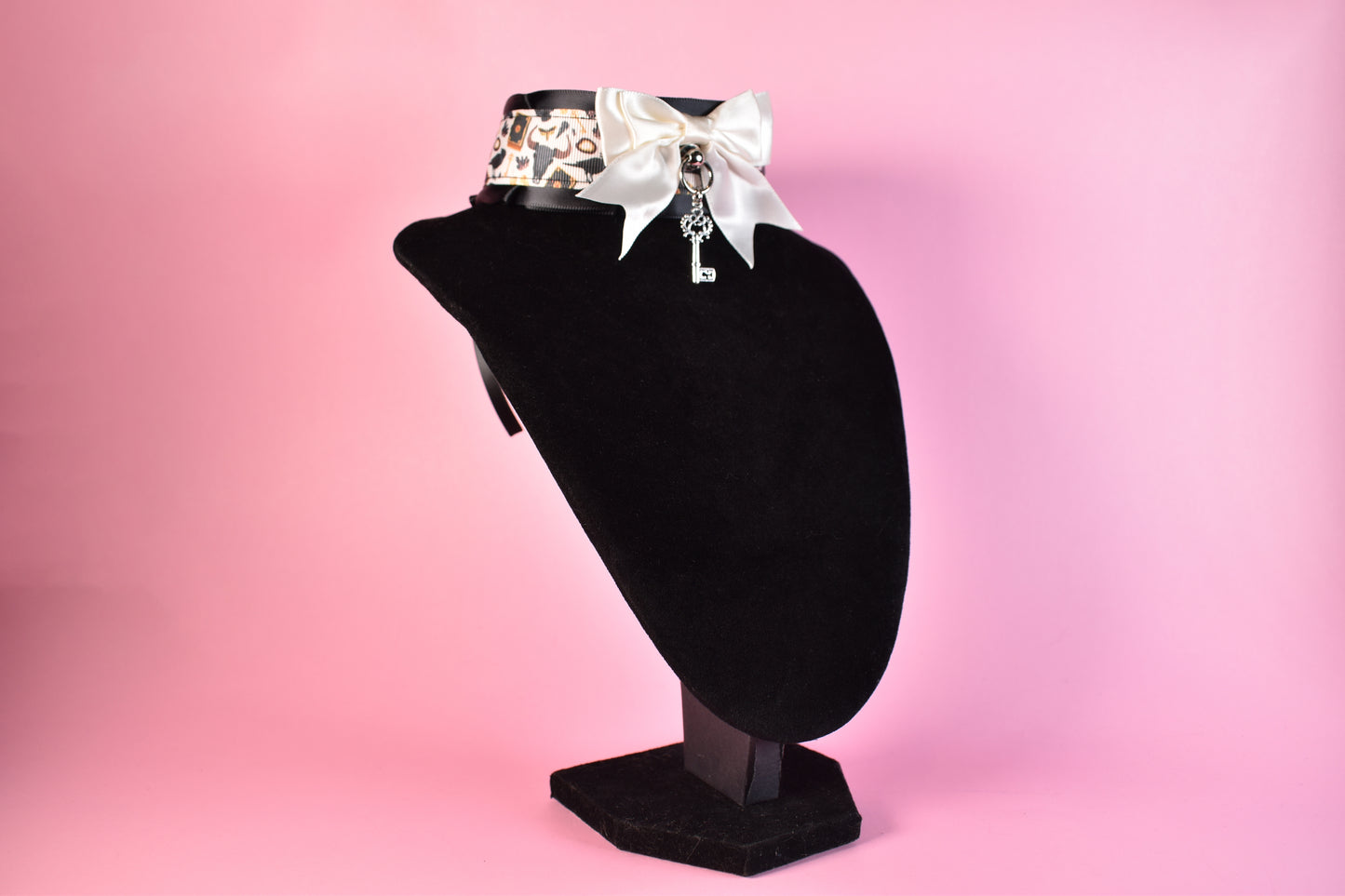 White Bow Key Halloween 2024 Choker