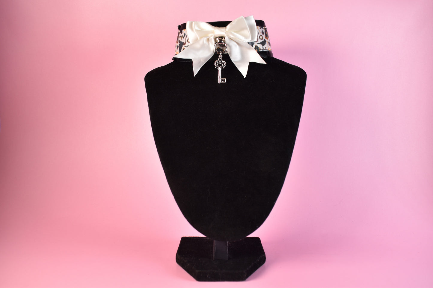 White Bow Key Halloween 2024 Choker