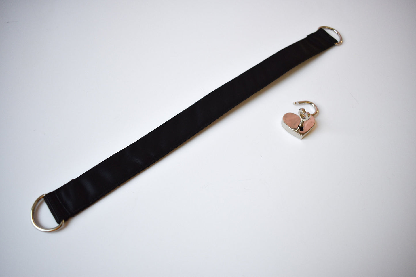 Front Lock Sleek Choker