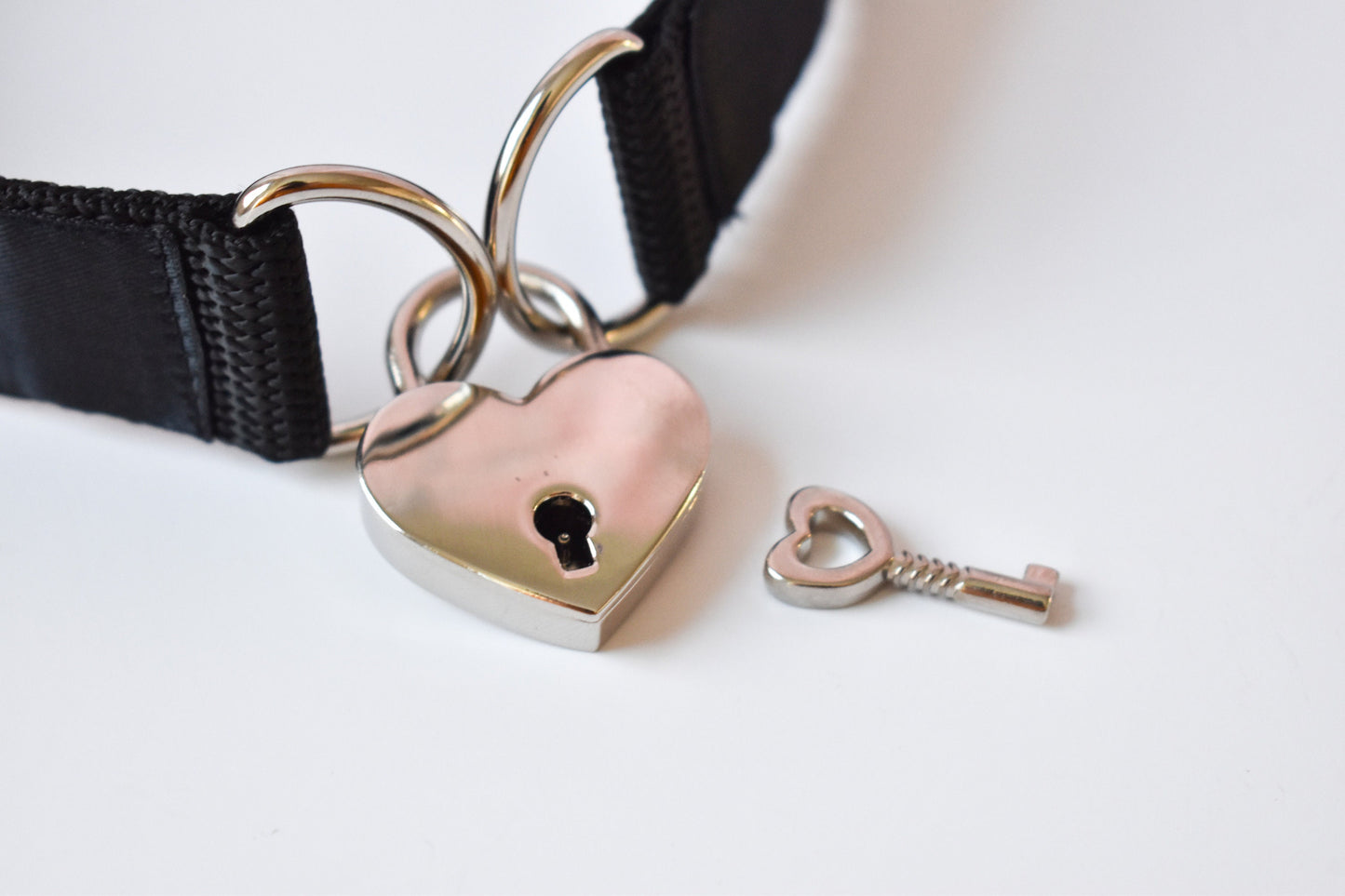 Front Lock Sleek Choker
