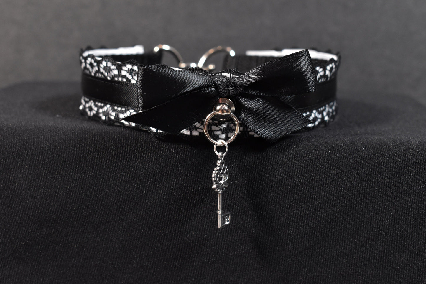 Black and white key choker / Made to your size